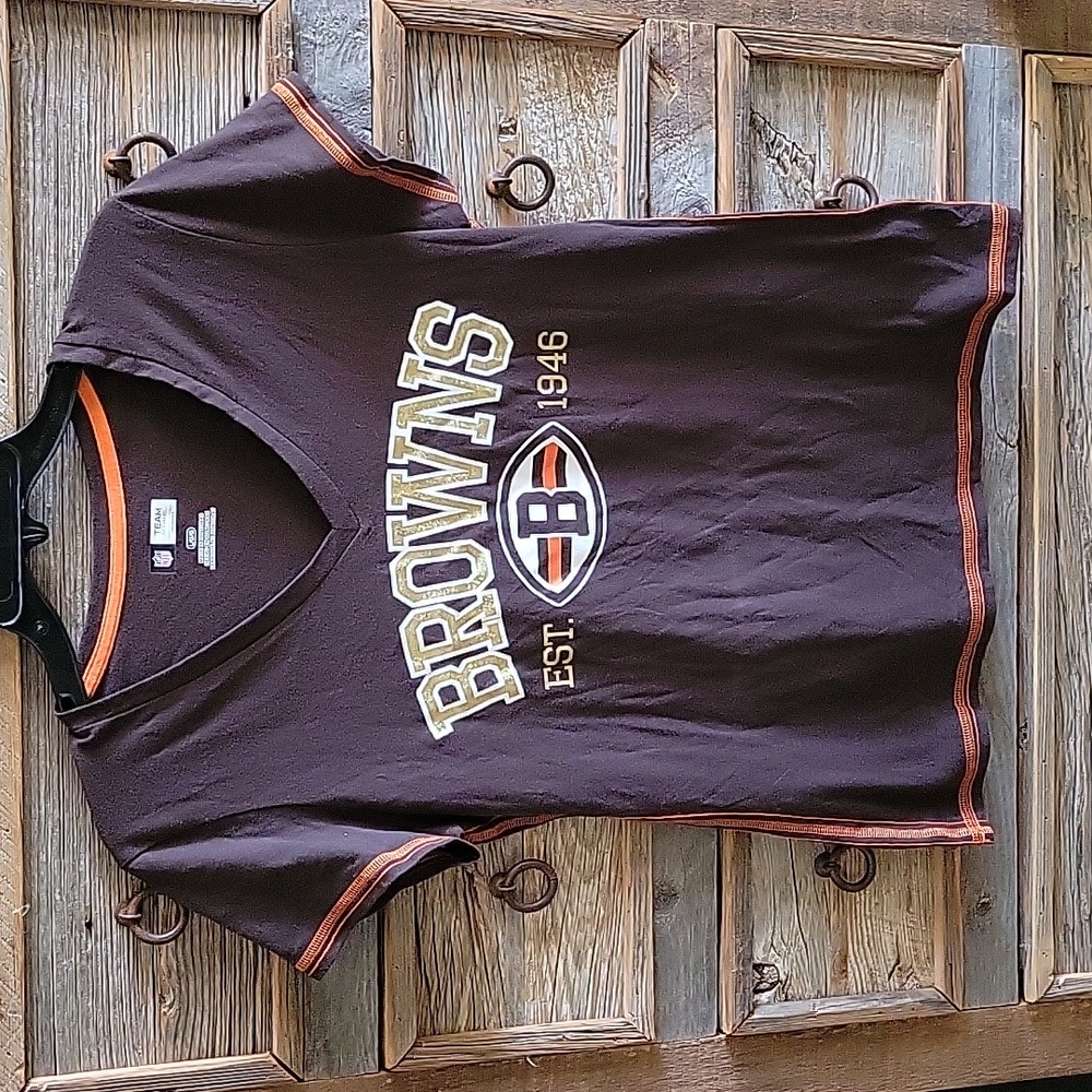 NFL Team Apparel Cleveland Browns V-neck t-shirt.  Logo front Women's Large